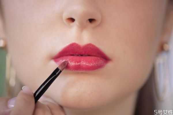 涂口红时嘴巴干怎么办?嘴巴涂口红起皮怎么办 涂口红时嘴巴干怎么办?嘴巴涂口红起皮怎么办