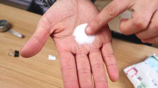 用盐搓鼻头可不可以去黑头?用盐搓鼻子有什么好处 用盐搓鼻头可不可以去黑头?用盐搓鼻子有什么好处