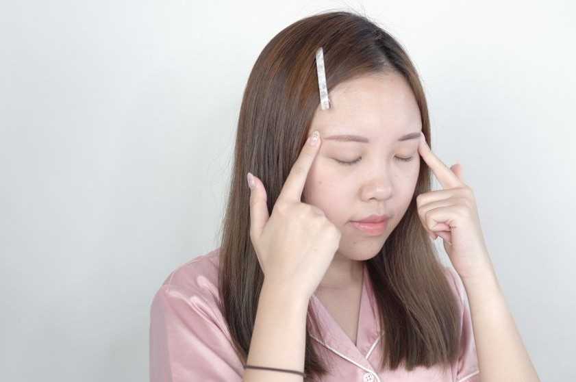 如何快速消除眼部浮肿