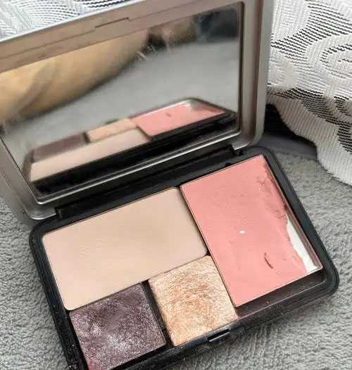 圆脸腮红打在什么位置 圆脸腮红打在什么位置