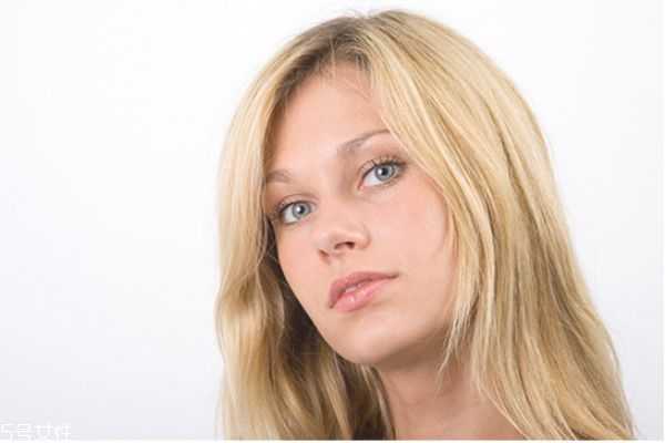 洗脸后直接涂精华可以吗 洗脸后直接涂精华可以吗