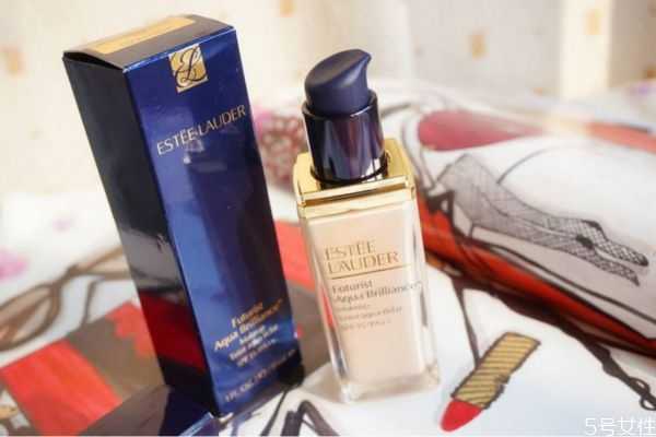 雅诗兰黛沁水1w0很白吗?雅诗兰黛粉底液1c0和1w0哪个白 雅诗兰黛沁水1w0很白吗?雅诗兰黛粉底液1c0和1w0哪个白