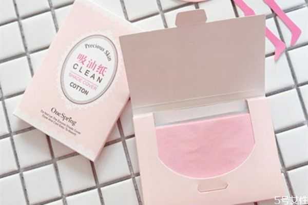 为什么不能用吸油纸摩擦脸?油皮可以经常用吸油纸吗 为什么不能用吸油纸摩擦脸?油皮可以经常用吸油纸吗