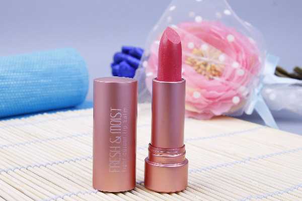 口红用完了怎么把剩下的部分推出来