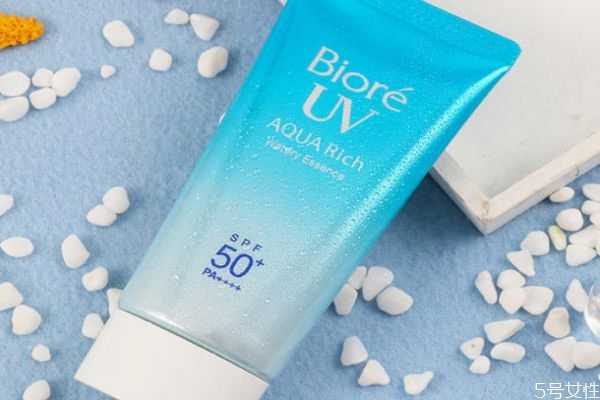 防晒霜多久补涂一次？正确补擦防晒霜的方法