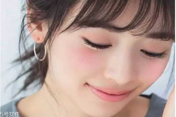 粉底和遮瑕哪个先用？粉底和遮瑕顺序