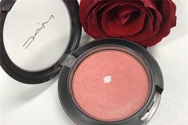 腮红涂在哪个位置？