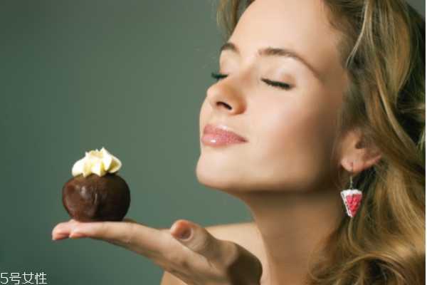 用盐水洗脸可以收缩毛孔吗 这样用盐水洗脸最干净