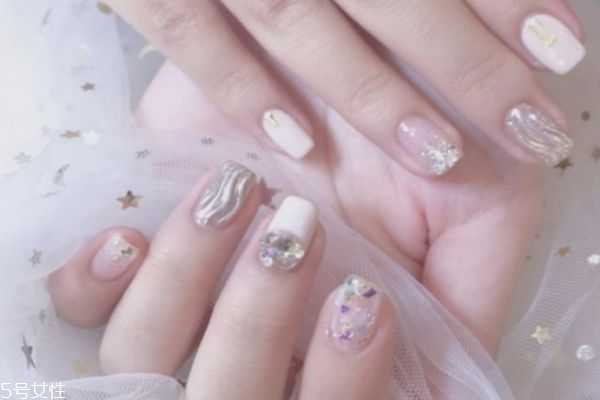 先涂魔镜粉还是先封层? 先涂魔镜粉还是先封层?