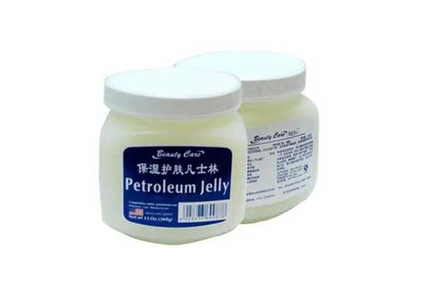 凡士林可以抹在嘴唇上吗 凡士林可以抹在嘴唇上吗