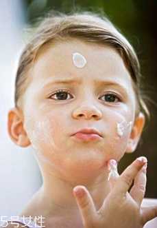 防晒霜打开一年后还能用吗