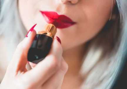 涂了口红该怎么吃东西 女生涂了口红吃东西的技巧