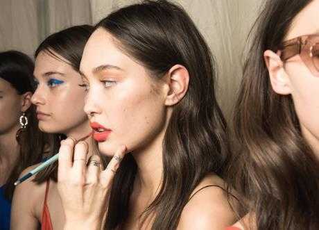 涂完防晒霜可以涂散粉吗