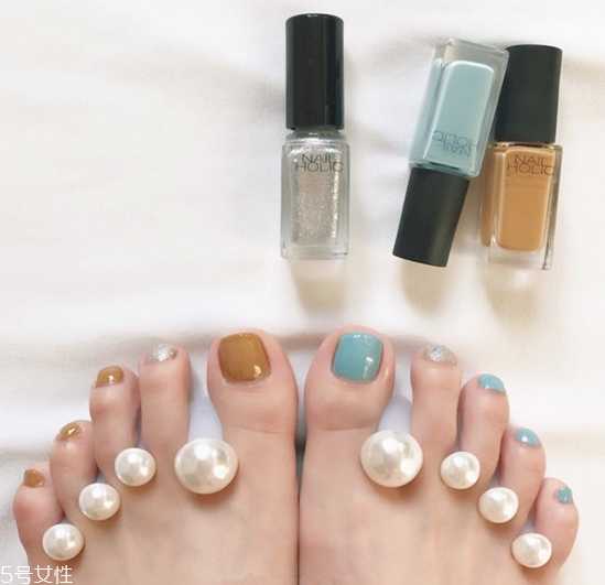 纯色跳色美甲图片 显手白跳色美甲