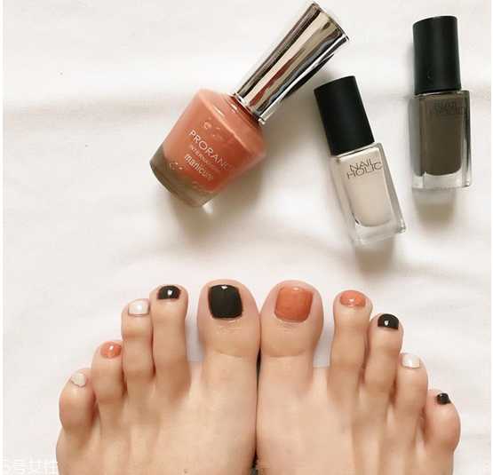 纯色跳色美甲图片 显手白跳色美甲