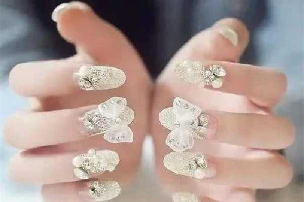 水晶甲是什么样的 水晶甲是什么样的