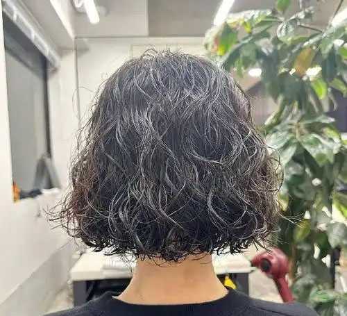 卷发棒一边插电一边用吗 卷发棒一边插电一边用吗