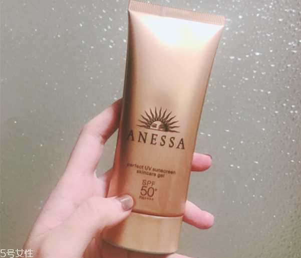 安耐晒乳液好还是啫喱？安耐晒乳液和啫喱区别