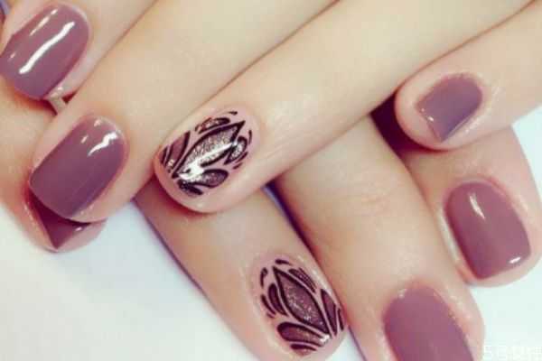 美甲甲片劈了怎么补救?新做的美甲指甲劈了怎么办 美甲甲片劈了怎么补救?新做的美甲指甲劈了怎么办