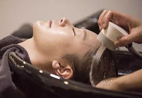 护发精油抹到头皮上会脱发吗 护发精油抹到头皮上会脱发吗