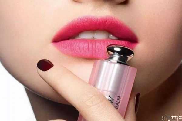 解决口红沾杯的方法 防止口红沾杯的方法 解决口红沾杯的方法 防止口红沾杯的方法