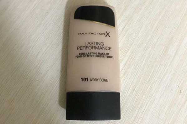 蜜丝佛陀水凝丝润粉底液