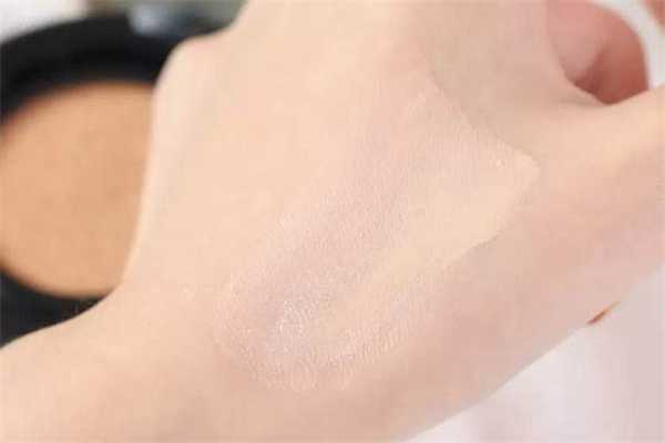完美日记牛奶肌气垫色号选择？完美日记牛奶肌气垫最白色号