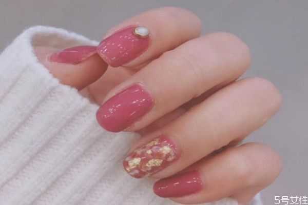 怎样涂指甲油干得快？涂指甲注意事项