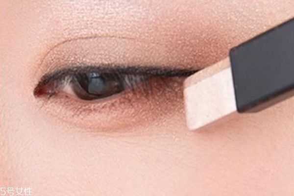 双色眼影怎么正确使用 双色眼影怎么正确使用