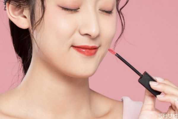 唇彩卸妆需要用什么？唇部卸妆后清洗用什么