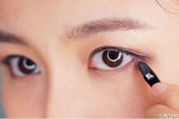 化妆淡妆需要哪些东西 化妆淡妆需要哪些东西