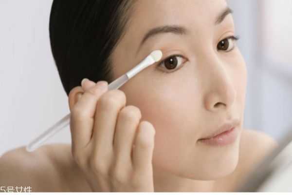 双色眼影怎么正确使用 双色眼影怎么正确使用