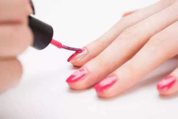 涂指甲油为什么要涂底油? 涂指甲油为什么要涂底油?