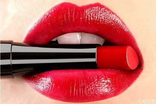 嘴唇里面一圈涂不上怎么办？下嘴唇内侧涂不上口红
