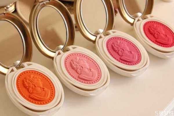 冬天适合什么颜色腮红?冬天使用腮红好吗 冬天适合什么颜色腮红?冬天使用腮红好吗