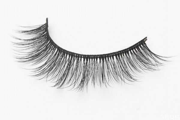 假睫毛贴在真睫毛上还是下 假睫毛贴在真睫毛上还是下