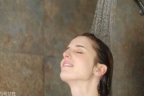 冬天皮肤像蛇皮一样是怎么回事 冬天皮肤像蛇皮的原因