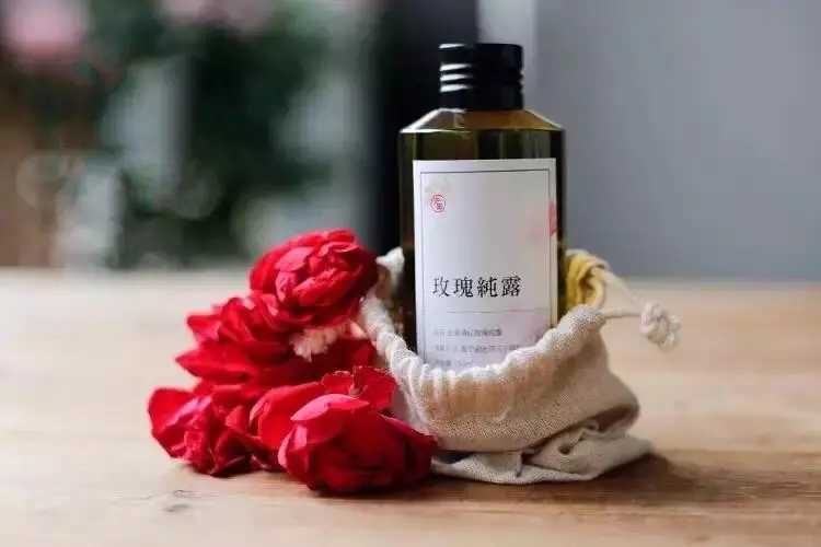 玫瑰原液和玫瑰纯露的区别 原来区别这么大 玫瑰原液和玫瑰纯露的区别 原来区别这么大