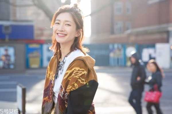 脸部缺水什么表现