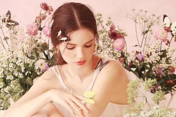 戴隐形眼镜洗脸可以吗?戴隐形眼镜可以洗澡吗 戴隐形眼镜洗脸可以吗?戴隐形眼镜可以洗澡吗