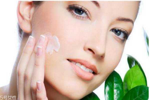 美白精华液什么时候用 美白精华液使用方法