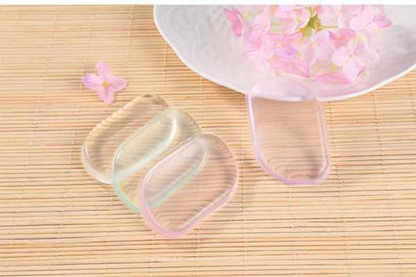 硅胶粉扑用之前要蘸水吗?硅胶粉扑使用薄膜那一面吗 硅胶粉扑用之前要蘸水吗?硅胶粉扑使用薄膜那一面吗