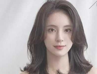 自然卷适合什么发型好看？这几款发型显的年轻又时尚