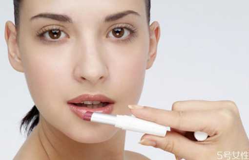 涂唇膏的正确方法 涂唇膏的正确方法