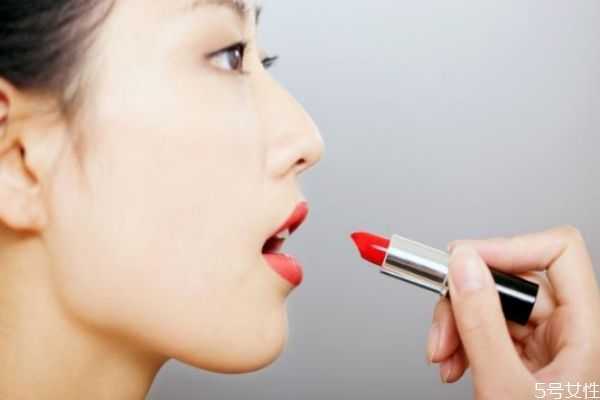 涂口红嘴巴起皮怎么办？涂口红注意事项