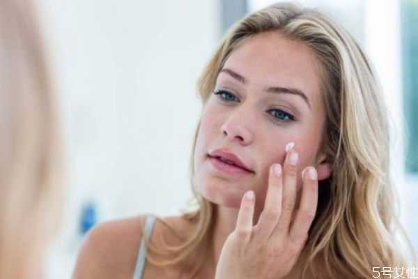 化妆时脸上搓泥是什么原因 化妆时脸上搓泥是什么原因