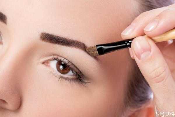 染发后眉笔颜色要不要换