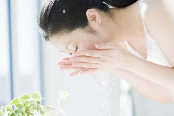 去角质洗面奶好吗 去角质洗面奶好吗