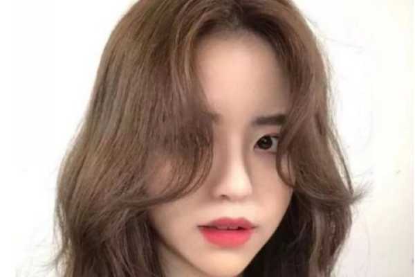 自然卷适合什么发型好看？这几款发型显的年轻又时尚