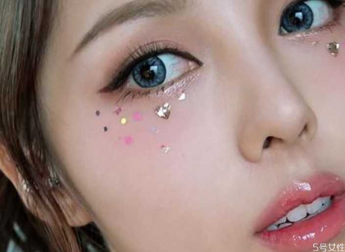 亮片眼影干了怎么办？眼影亮片怎么粘上去